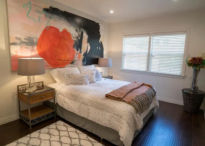 Charming Duplex Home In Sherman Oaks